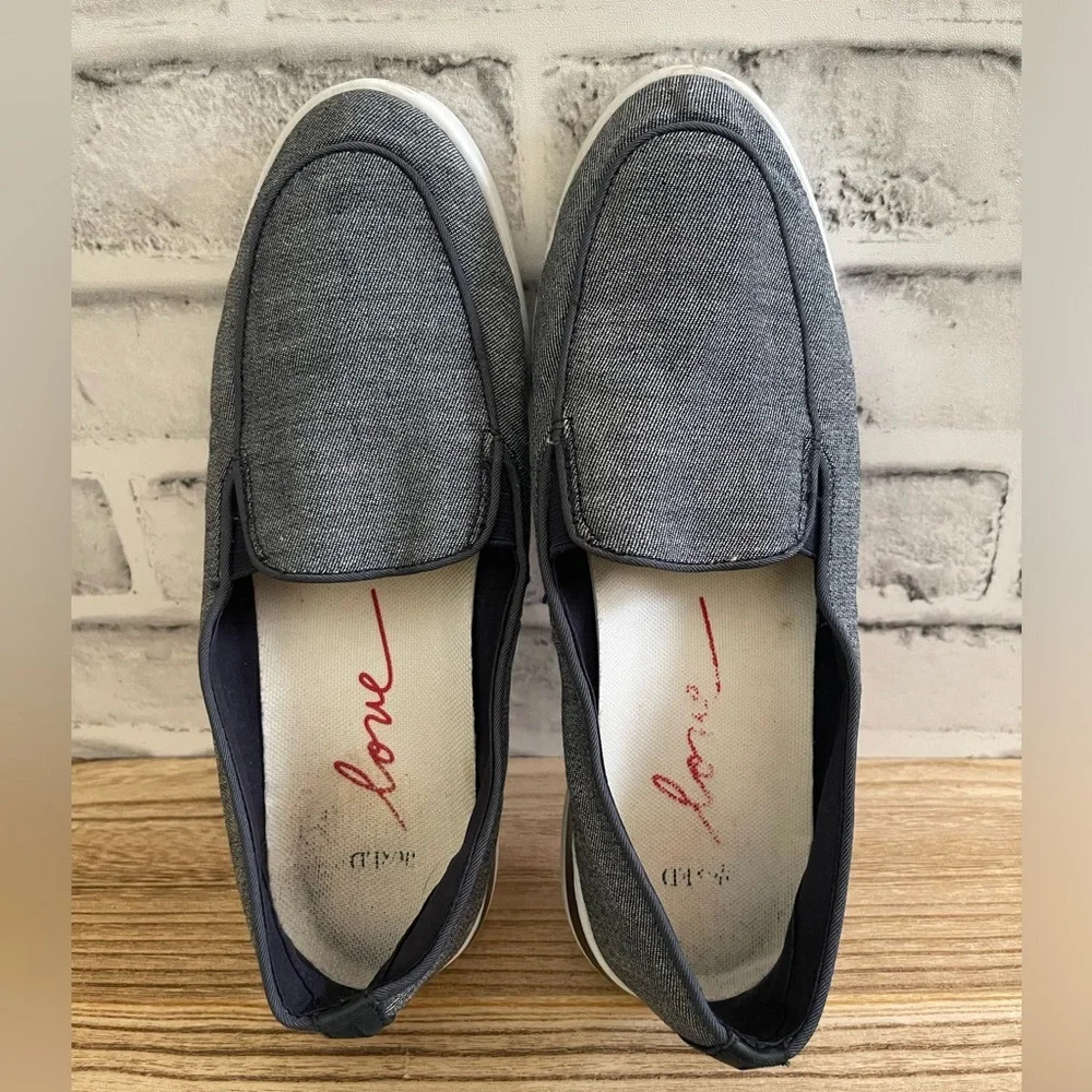 Women’s Ellen Degeneres LOVE Jean colored slip on moccasin loafer flats Size 6.5